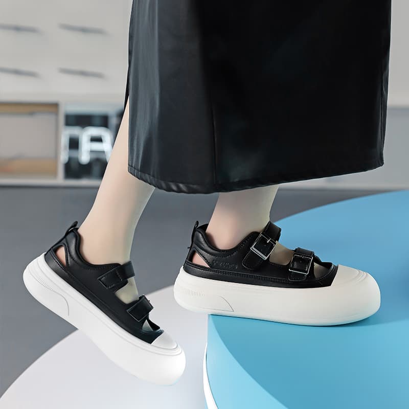 黒靴 モダンスクエアストラップサンダル