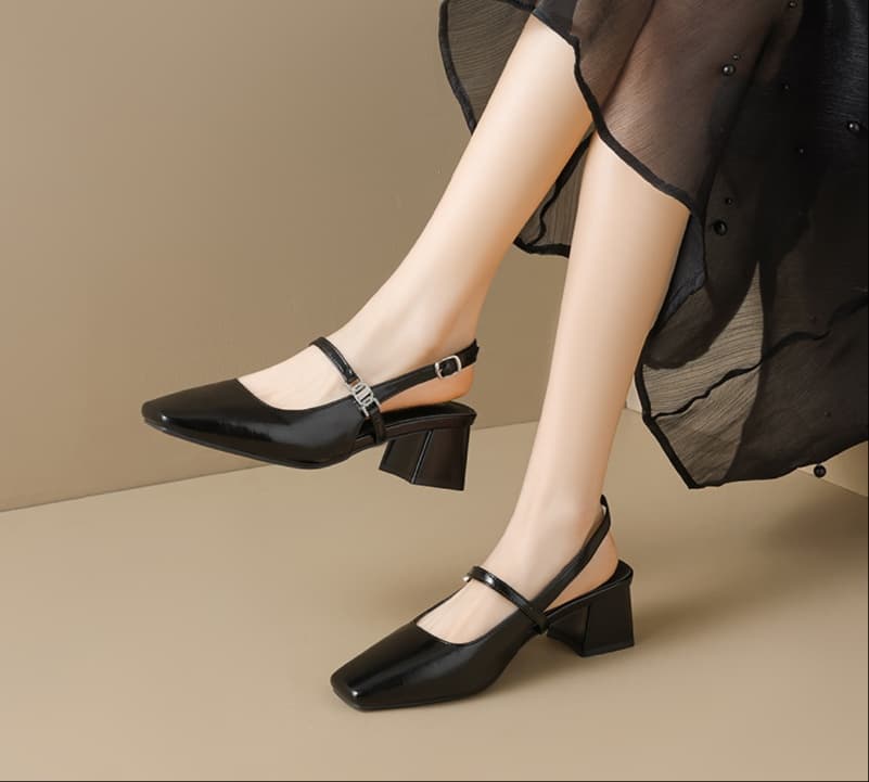 黒靴 スクエアトゥ バックストラップ パンプス