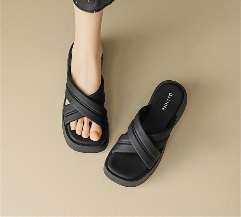 黒靴 クロスストラップ 厚底サンダル