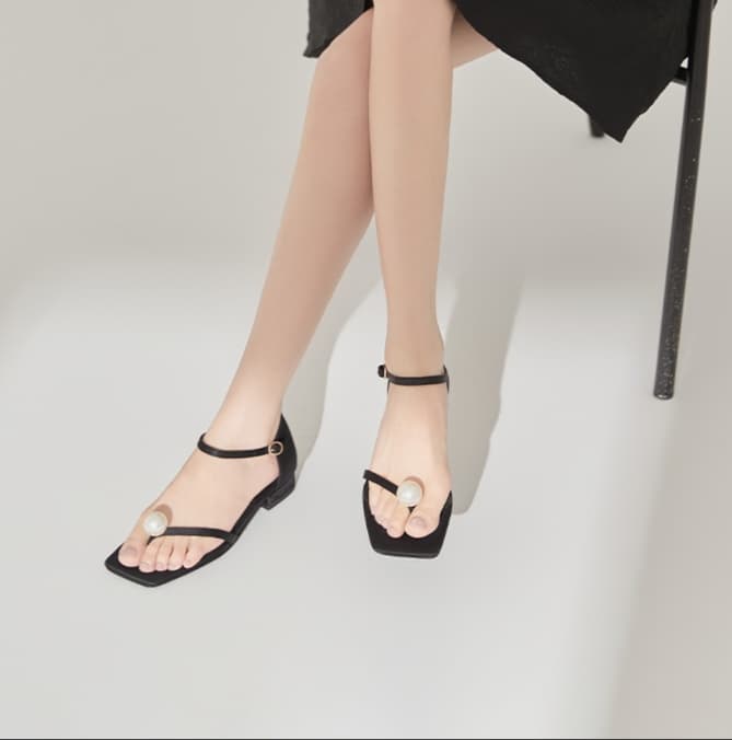 黒靴 トゥリング華奢サンダル