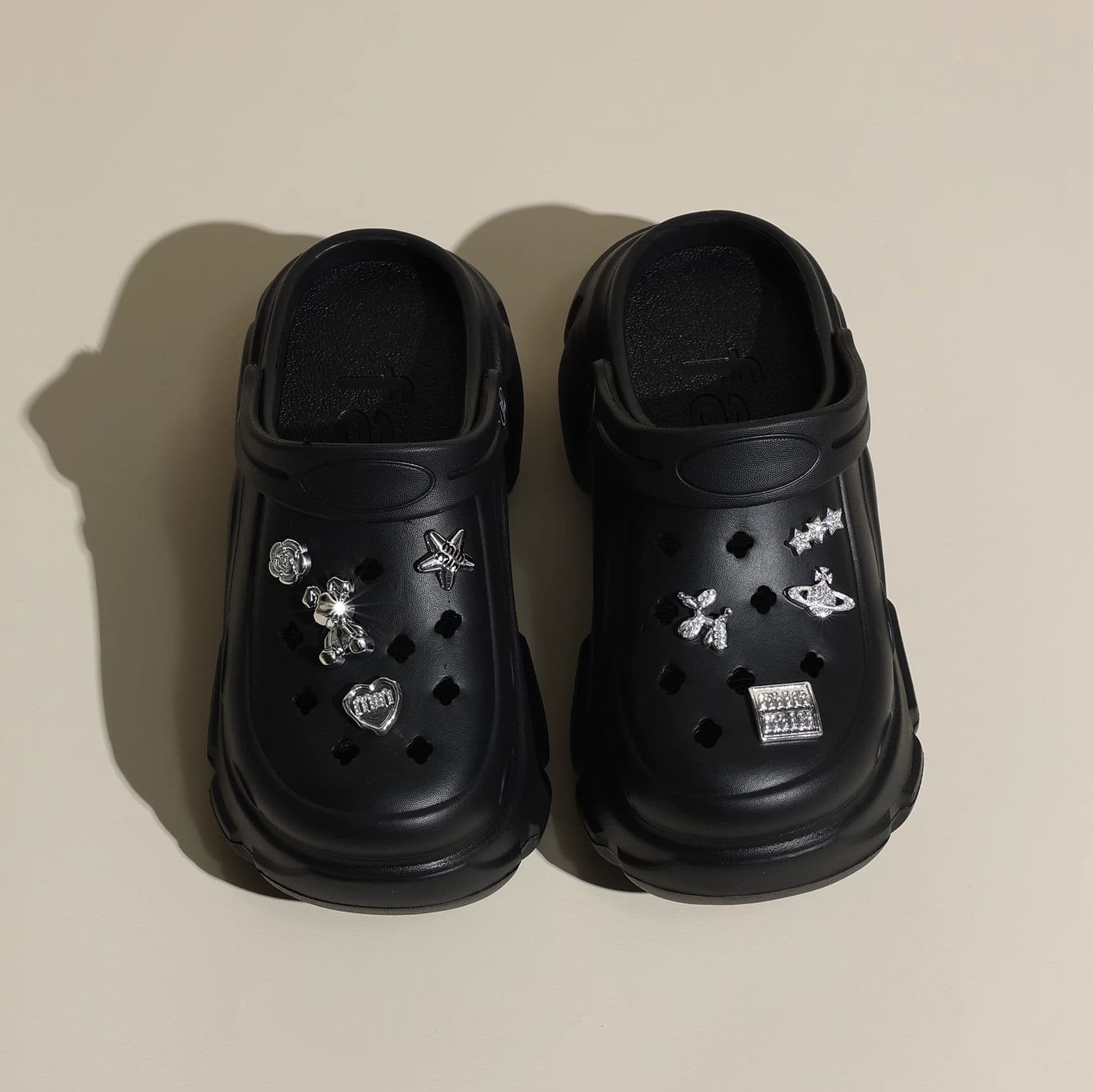 黒靴 黒靴 チャーム付き厚底サボサンダル