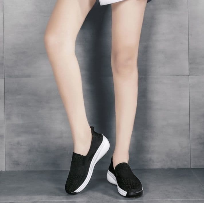 黒靴 軽やかステップ編み込みスリッポン