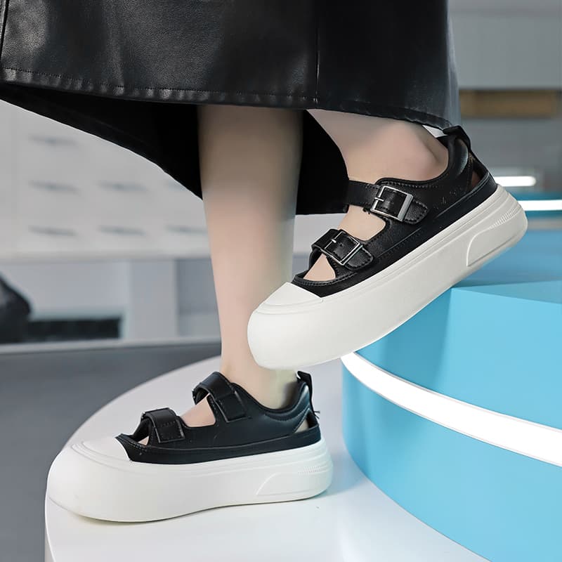 黒靴 モダンスクエアストラップサンダル