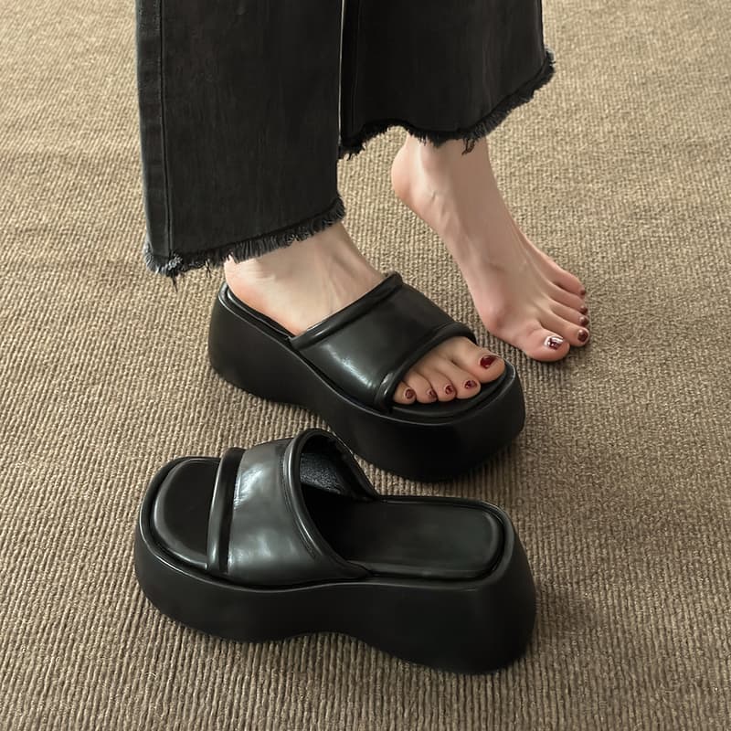 黒靴 ボリュームソールサンダル
