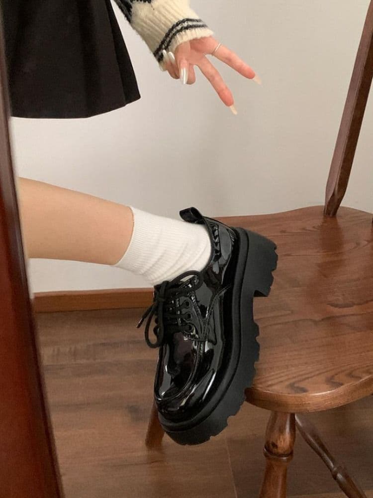黒靴 厚底エナメル編み上げ革靴