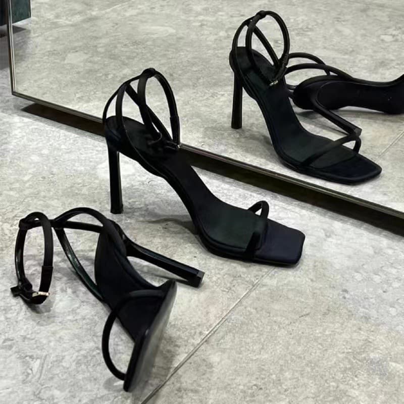 黒靴 女性用黒色細身ヒール付きストラップサンダル