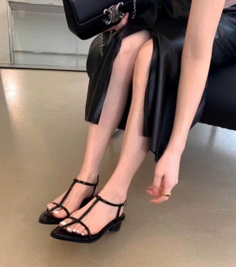 黒靴 レディース黒尖りストラップサンダル