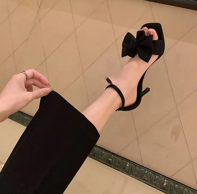 黒靴 レディース厚底サンダル黒リボン付き美脚ストラップ