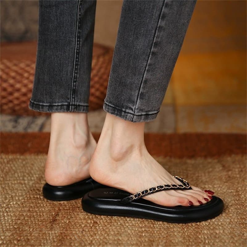 黒靴 2025夏 チェーン付き黒サンダル 歩きやすい美脚トング