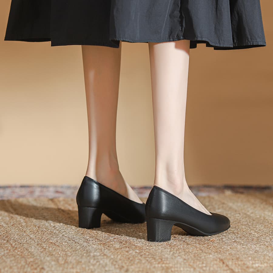 黒靴 洗練ポインテッドチャンキーヒール